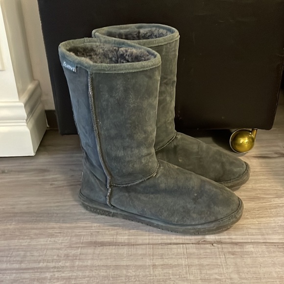 Boots. Grey suede Bearspaw boots. Size 81/2-9 - Picture 2 of 6